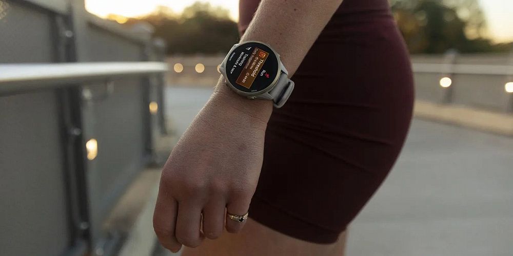 Смарт-часы Garmin Forerunner 970 47 mm Soft Gold Titanium Case with French Grey / Translucent Indigo Silicone Band